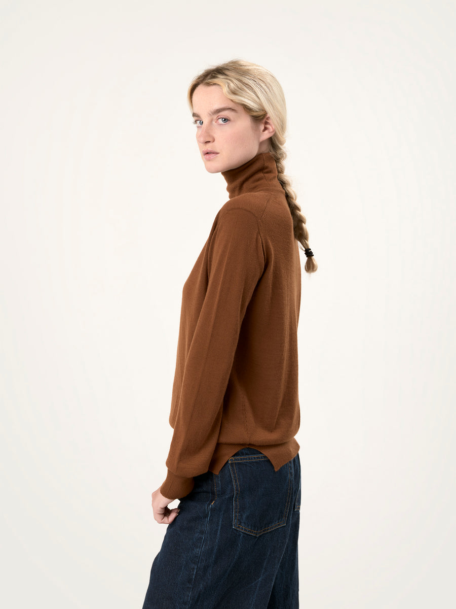 THE SUPER LIGHT ROLLNECK SWEATER | NUT BRITTLE