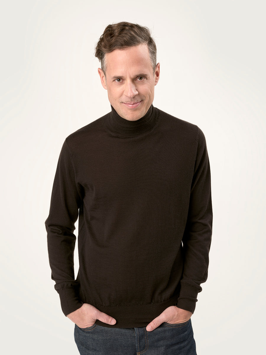 THE MEN'S SUPER LIGHT ROLLNECK SWEATER | DARK BROWN
