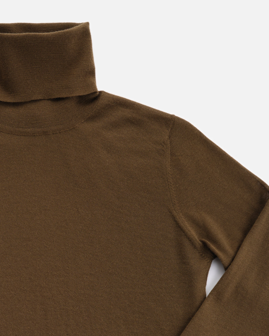 THE SUPER LIGHT ROLLNECK SWEATER | MILITARY